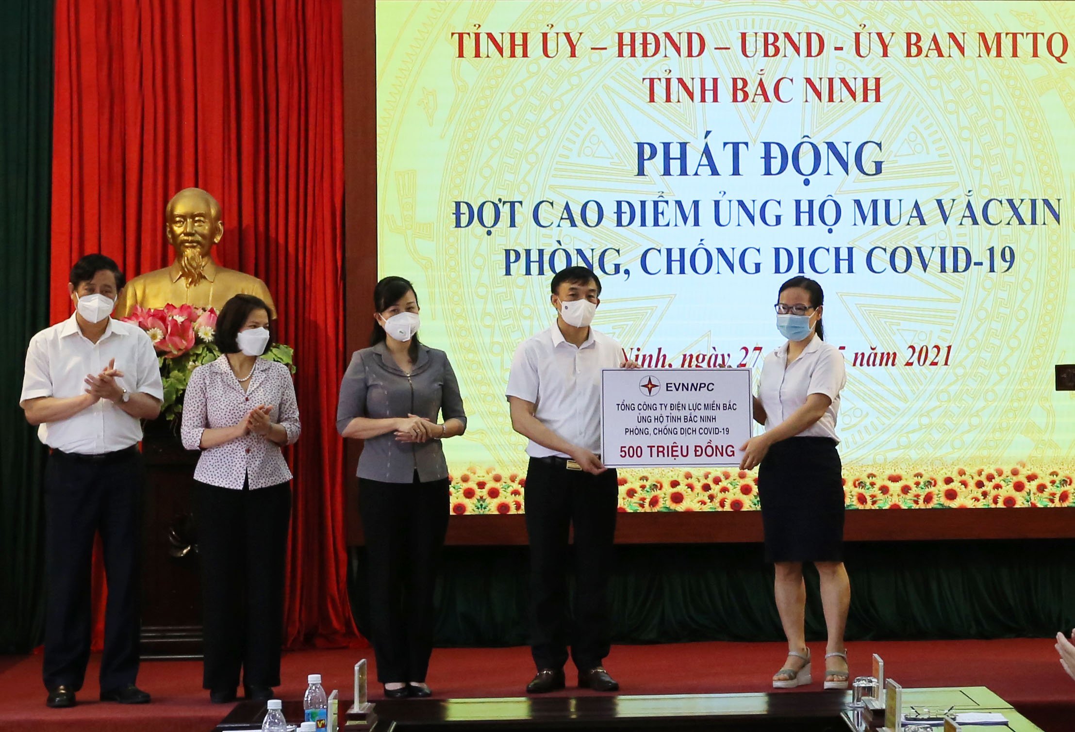 Tổng công ty Điện lực miền Bắc ủng hộ 1 tỷ đồng chung tay cùng Bắc Giang, Bắc Ninh phòng chống dịch Covid - 19